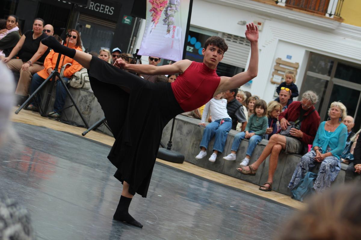 El Festival DAMA convierte las calles dianenses en todo un espectáculo 