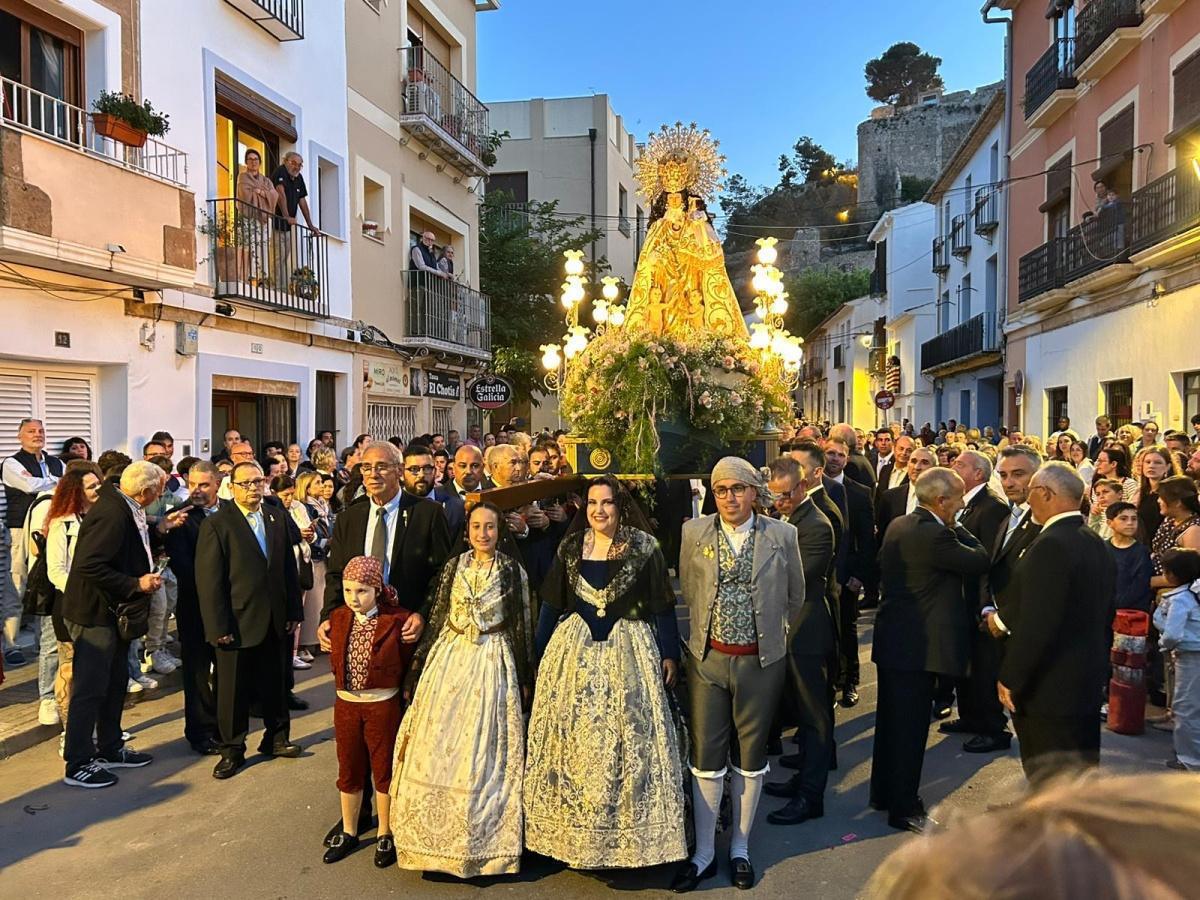 Emoción al escuchar las barcas de los pescadores de Dénia para recibir a su patrona, la Mare de Déu dels Desemparats