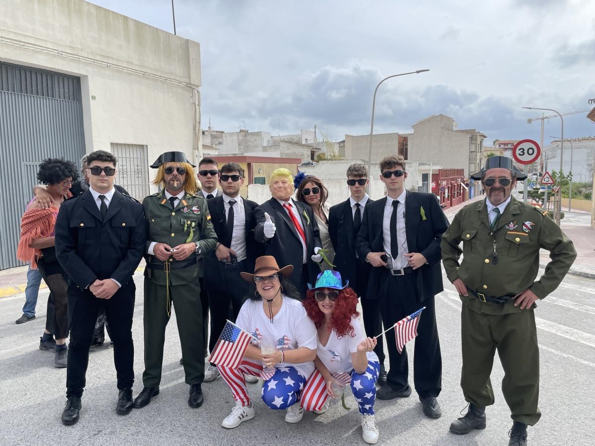 Los disfraces de ‘Poble Brut’, Trump y el entierro del Papa se proclaman ganadores del concurso de San Pancracio en Benitatxell