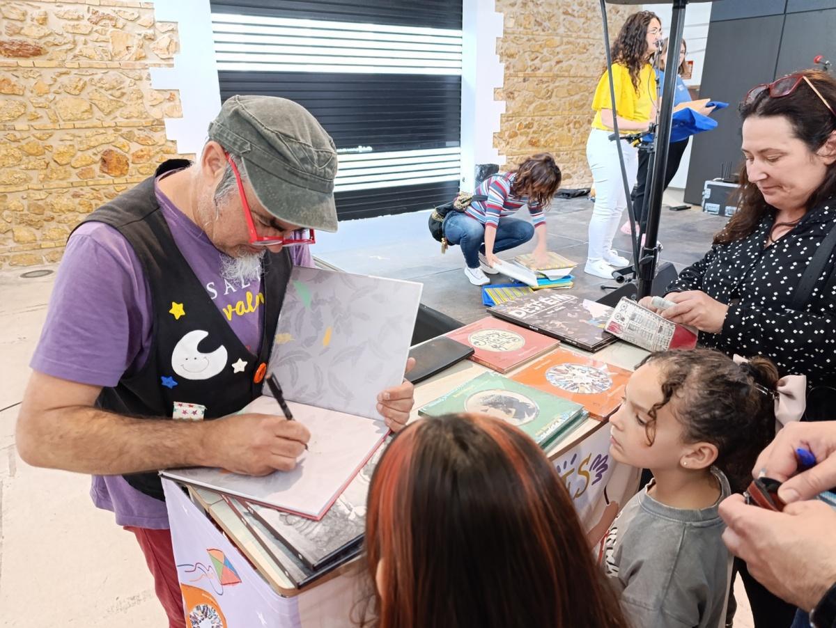 La Fira del Llibre d'Ondara rep la visita de Dani Miquel