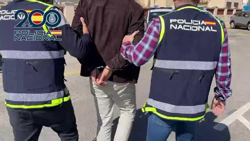 Detenida una pareja en Dénia por estafar a mayores tras observar el PIN de sus tarjetas Detenida una pareja en Dénia por estafar a mayores tras observar el PIN de sus tarjetas