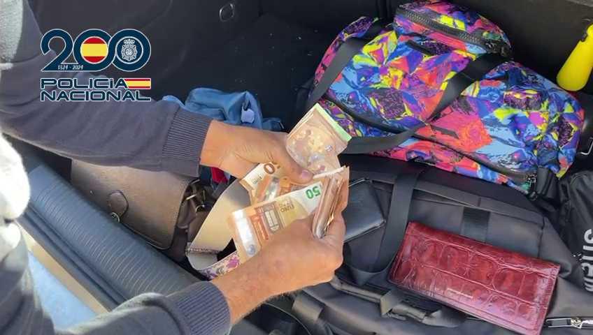 Detenida una pareja en Dénia por estafar a mayores tras observar el PIN de sus tarjetas