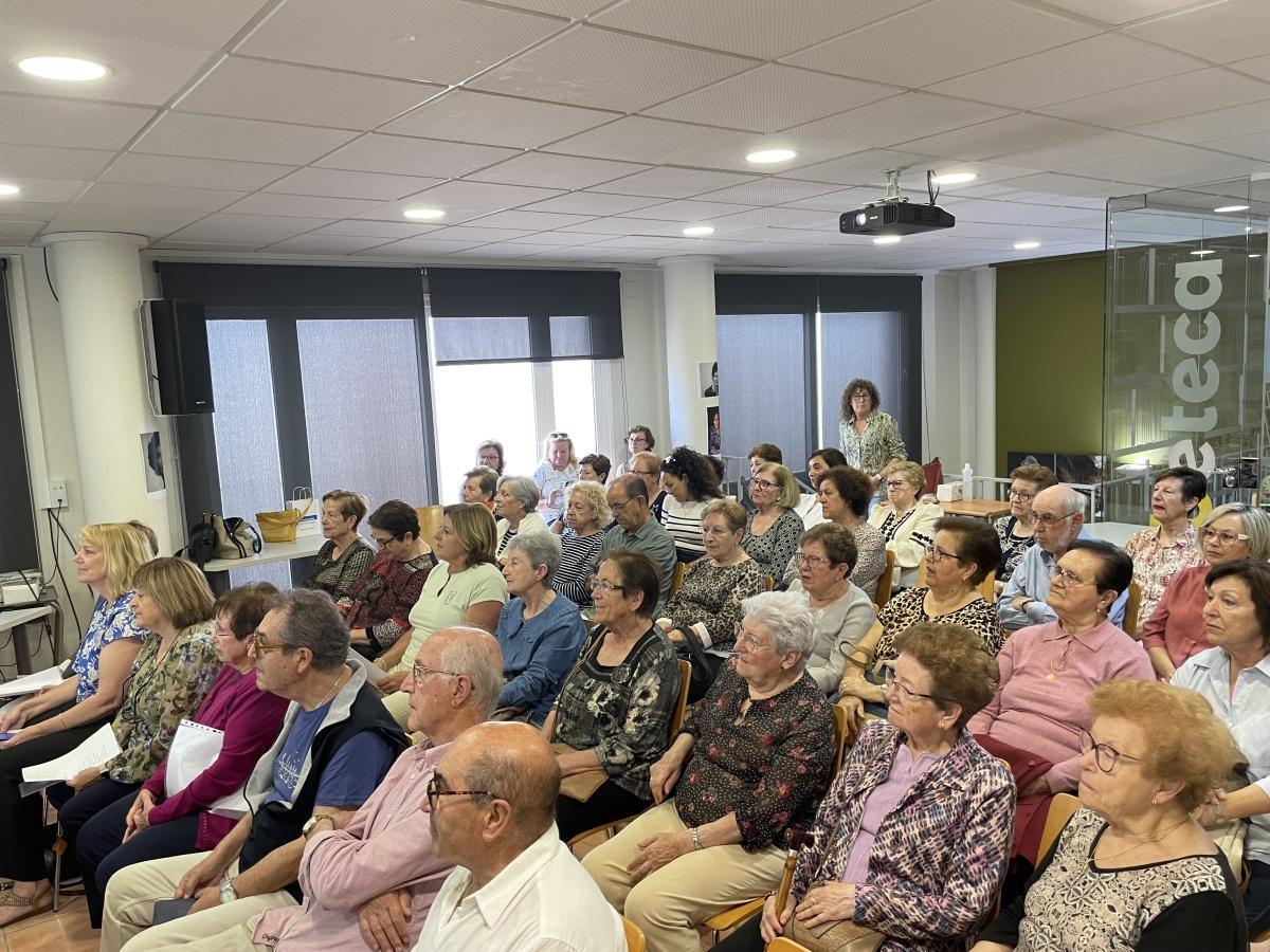 Clásicas y Modernas de Benitatxell homenatja a María Beneyto, escollida escriptora de l'any per l'Acadèmia Valenciana de la Llengua Clásicas y Modernas de Benitatxell homenatja a María Beneyto, escollida escriptora de l'any per l'Acadèmia Valenciana de la Llengua