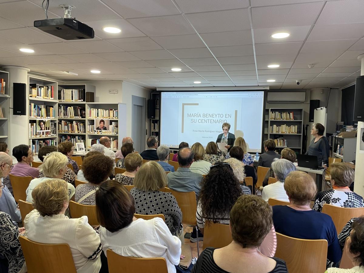 Clásicas y Modernas de Benitatxell homenatja a María Beneyto, escollida escriptora de l'any per l'Acadèmia Valenciana de la Llengua Clásicas y Modernas de Benitatxell homenatja a María Beneyto, escollida escriptora de l'any per l'Acadèmia Valenciana de la Llengua