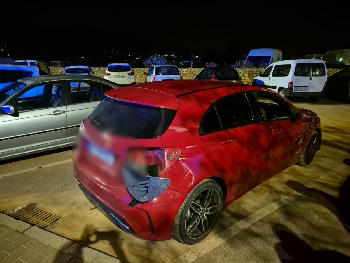 Insólito accidente de película: un coche atraviesa El Túnel de Dénia Insólito accidente de película: un coche atraviesa El Túnel de Dénia