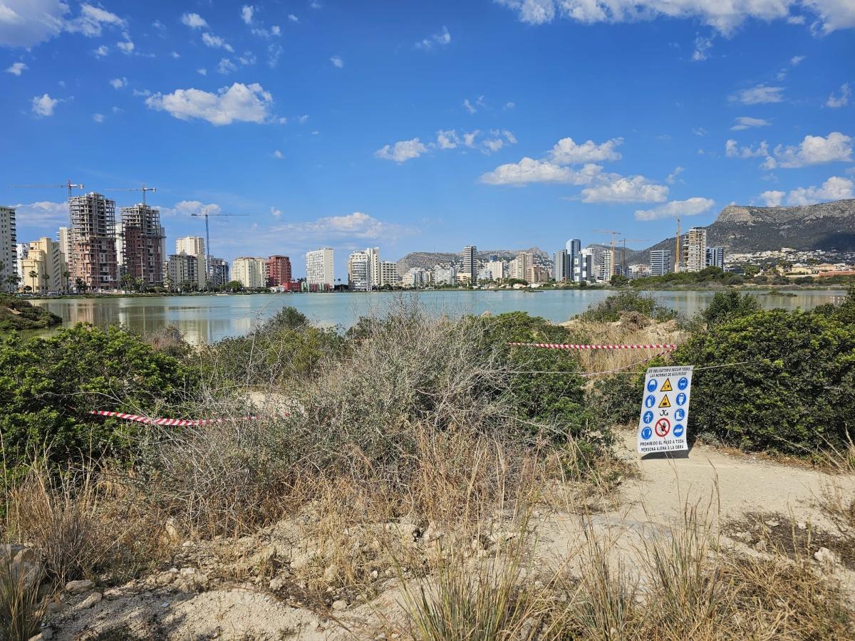 Según manda la sentencia, Calp retira el mobiliario de Las Salinas