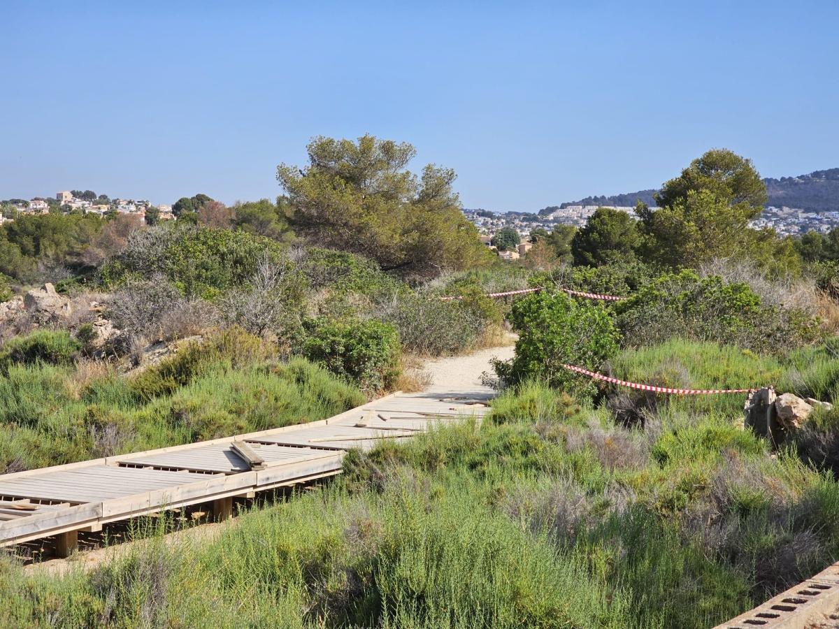 Según manda la sentencia, Calp retira el mobiliario de Las Salinas Según manda la sentencia, Calp retira el mobiliario de Las Salinas
