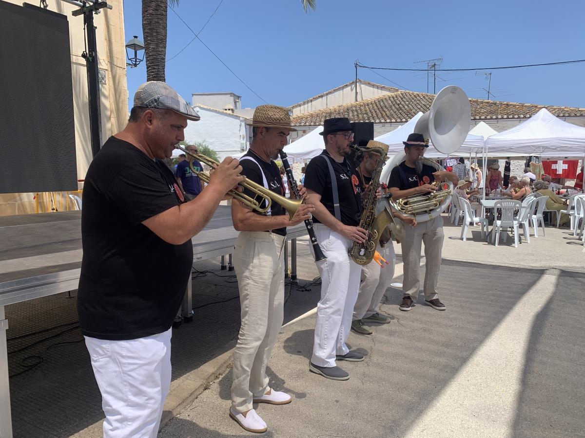 La Fira de Convivència i Associacions reunix als veïns de Els Poblets en una jornada lúdica La Fira de Convivència i Associacions reunix als veïns de Els Poblets en una jornada lúdica