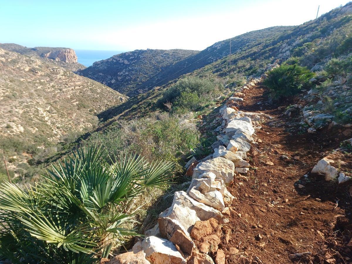 Benitatxell abre un nuevo sendero para honrar la memoria de los ‘encesers’ y mejora el resto de rutas