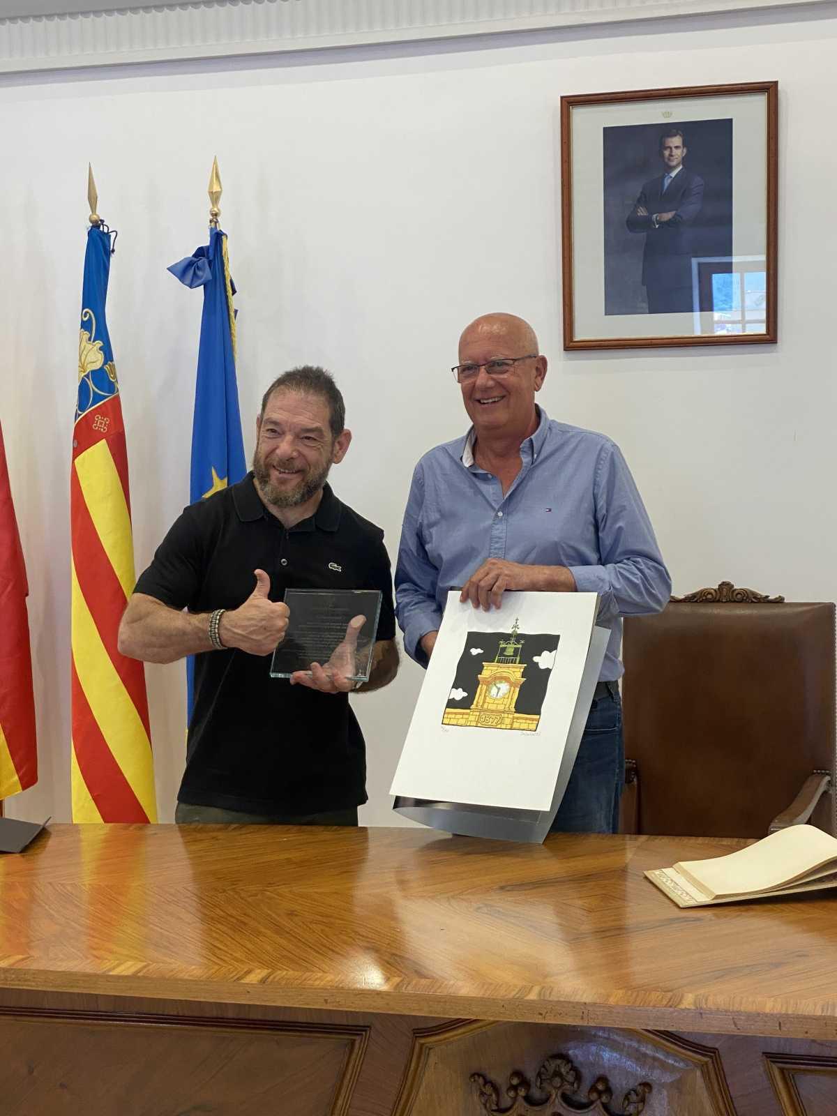 El Ayuntamiento de Dénia recibe a Miquel Silvestre del programa "Diario de un nómada" de TVE El Ayuntamiento de Dénia recibe a Miquel Silvestre del programa "Diario de un nómada" de TVE