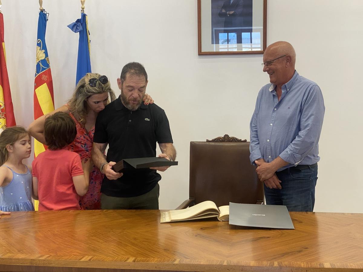 El Ayuntamiento de Dénia recibe a Miquel Silvestre del programa "Diario de un nómada" de TVE