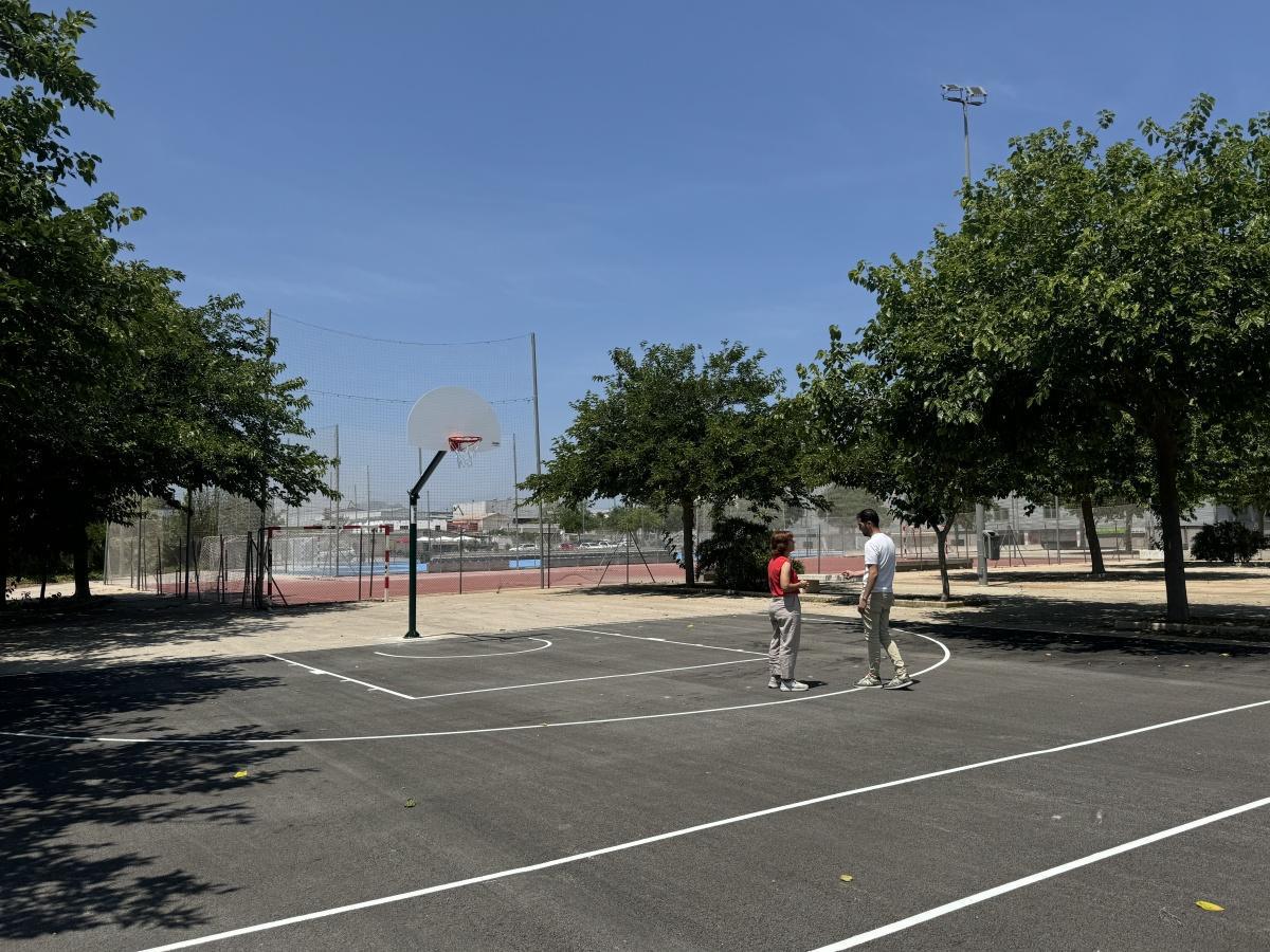 Dénia estrena pista de fútbol renovada y cancha de baloncesto de uso libre en Madrigueres