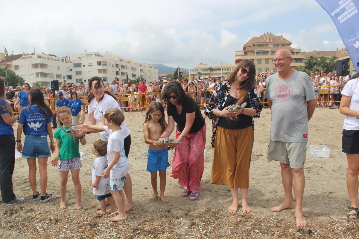 Dénia suelta tortugas en conmemoración del Día de los Océanos Dénia suelta tortugas en conmemoración del Día de los Océanos