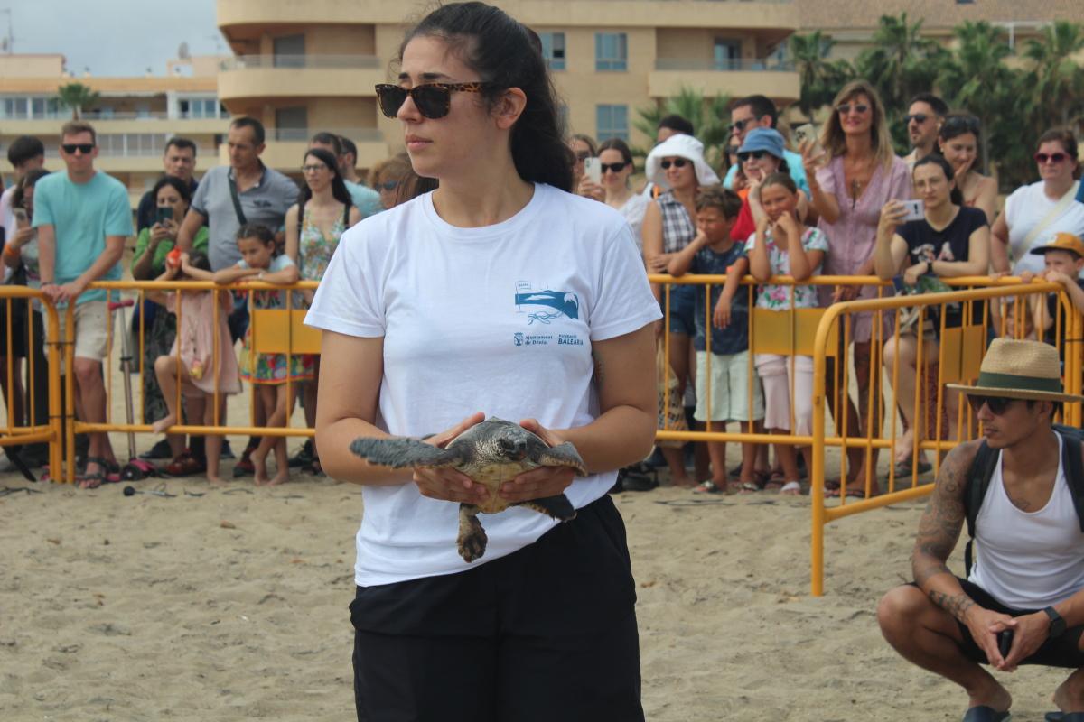 Dénia suelta tortugas en conmemoración del Día de los Océanos Dénia suelta tortugas en conmemoración del Día de los Océanos