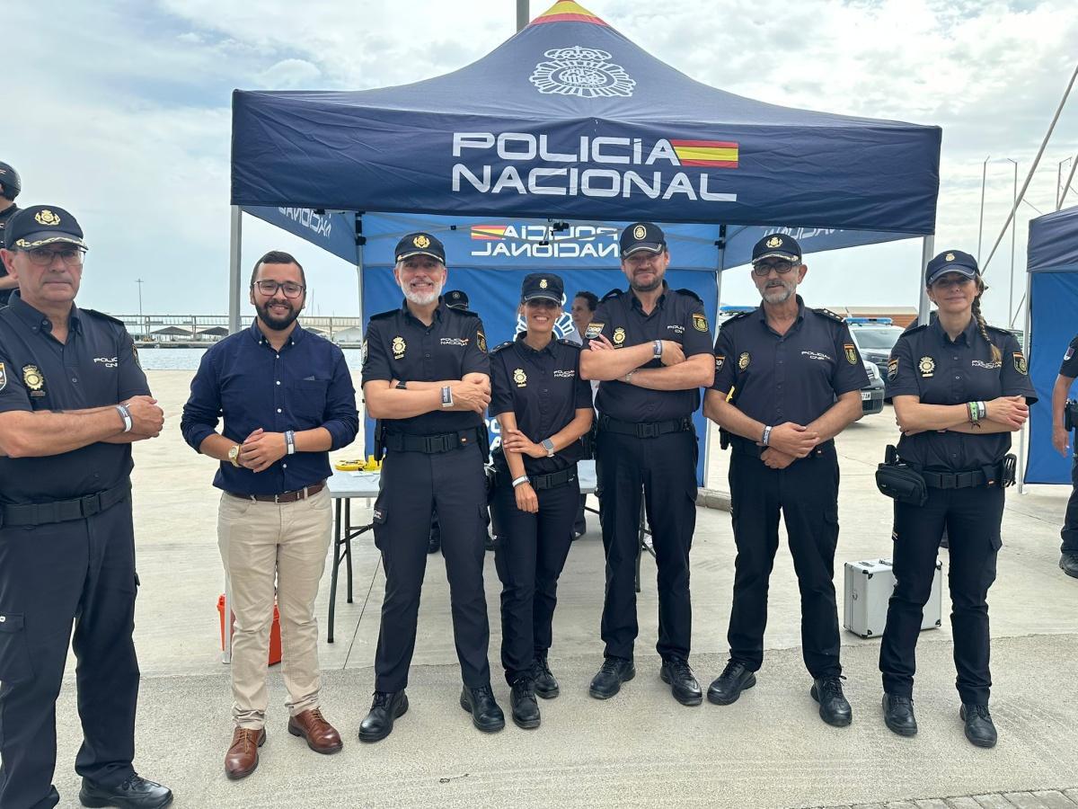 Arranca la Operación Verano de la Policía Nacional de Dénia con pulseras identificativas para los más pequeños