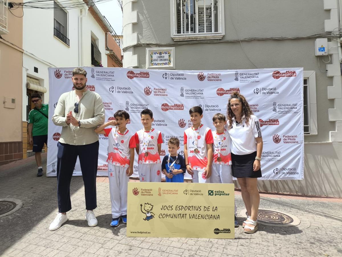 Dos ors, una plata i un broze per a l'Escola de Pilota d'Ondara en l'Autonòmica de Llargues Dos ors, una plata i un broze per a l'Escola de Pilota d'Ondara en l'Autonòmica de Llargues