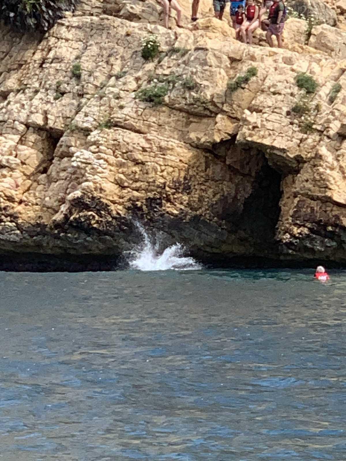 Saltos desde los acantilados en Xàbia: una peligrosa moda que continúa pese a la prohibición Saltos desde los acantilados en Xàbia: una peligrosa moda que continúa pese a la prohibición