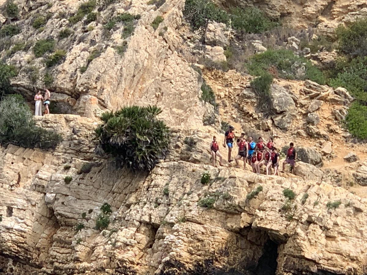 Saltos desde los acantilados en Xàbia: una peligrosa moda que continúa pese a la prohibición Saltos desde los acantilados en Xàbia: una peligrosa moda que continúa pese a la prohibición