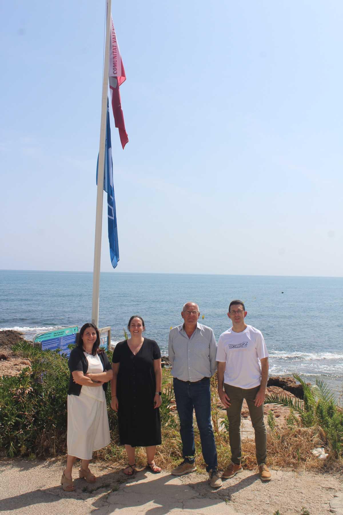 Ya luce la Bandera Azul de la playa Punta Negra de Dénia