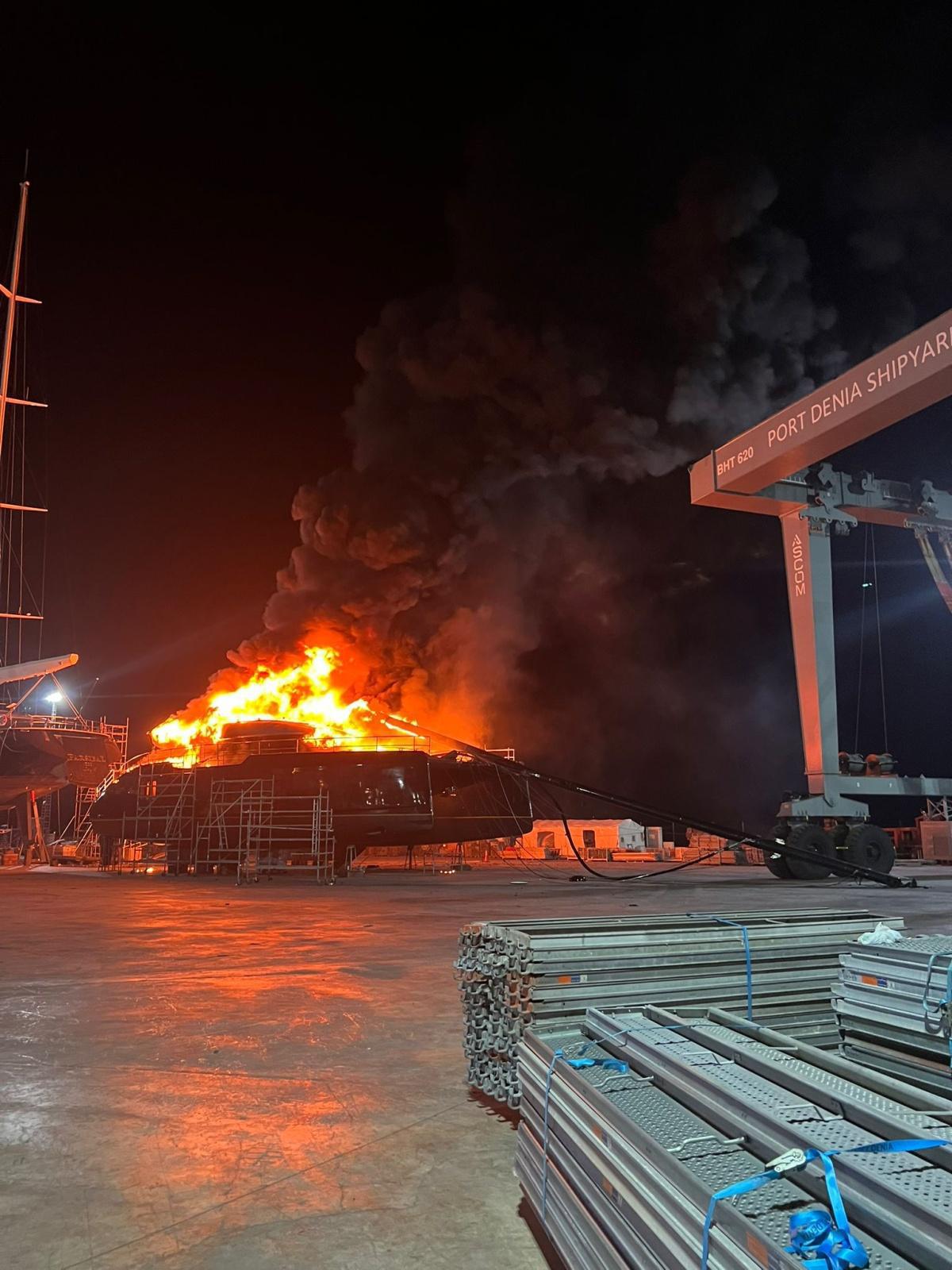 Un catamarán arde de madrugada en el Moll de la Pansa de Dénia sin heridos, aunque el incendio continúa activo