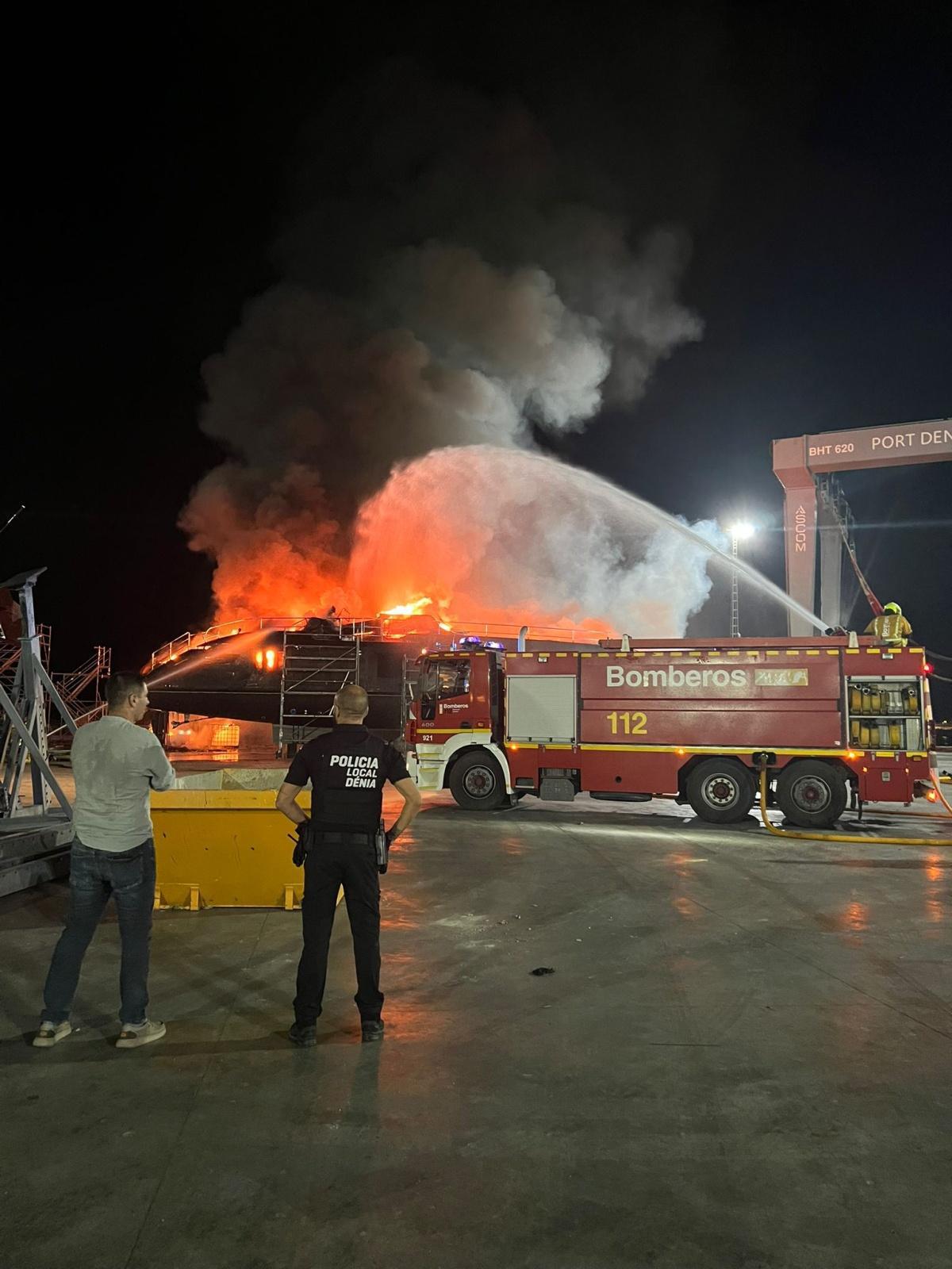 Un catamarán arde de madrugada en el Moll de la Pansa de Dénia sin heridos, aunque el incendio continúa activo