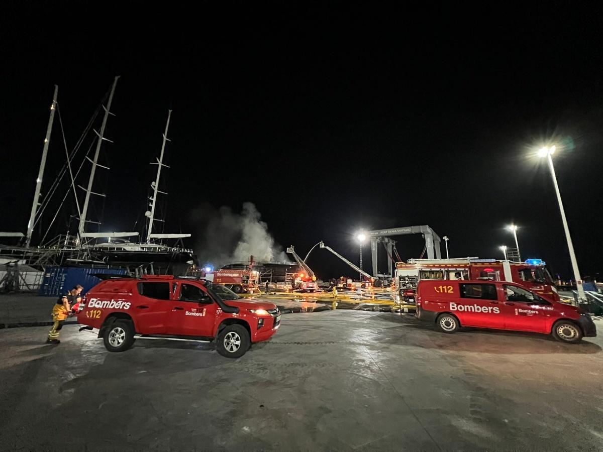 Un catamarán arde de madrugada en el Moll de la Pansa de Dénia sin heridos, aunque el incendio continúa activo