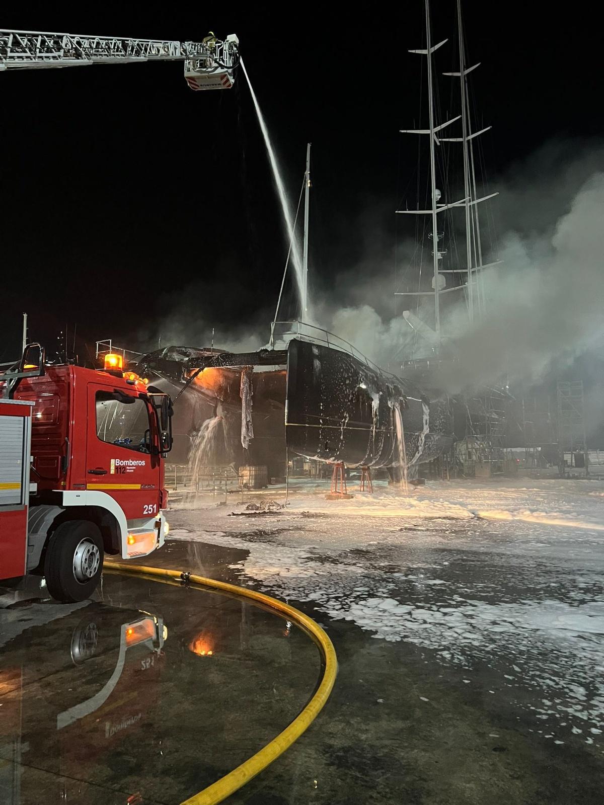 Un catamarán arde de madrugada en el Moll de la Pansa de Dénia sin heridos, aunque el incendio continúa activo