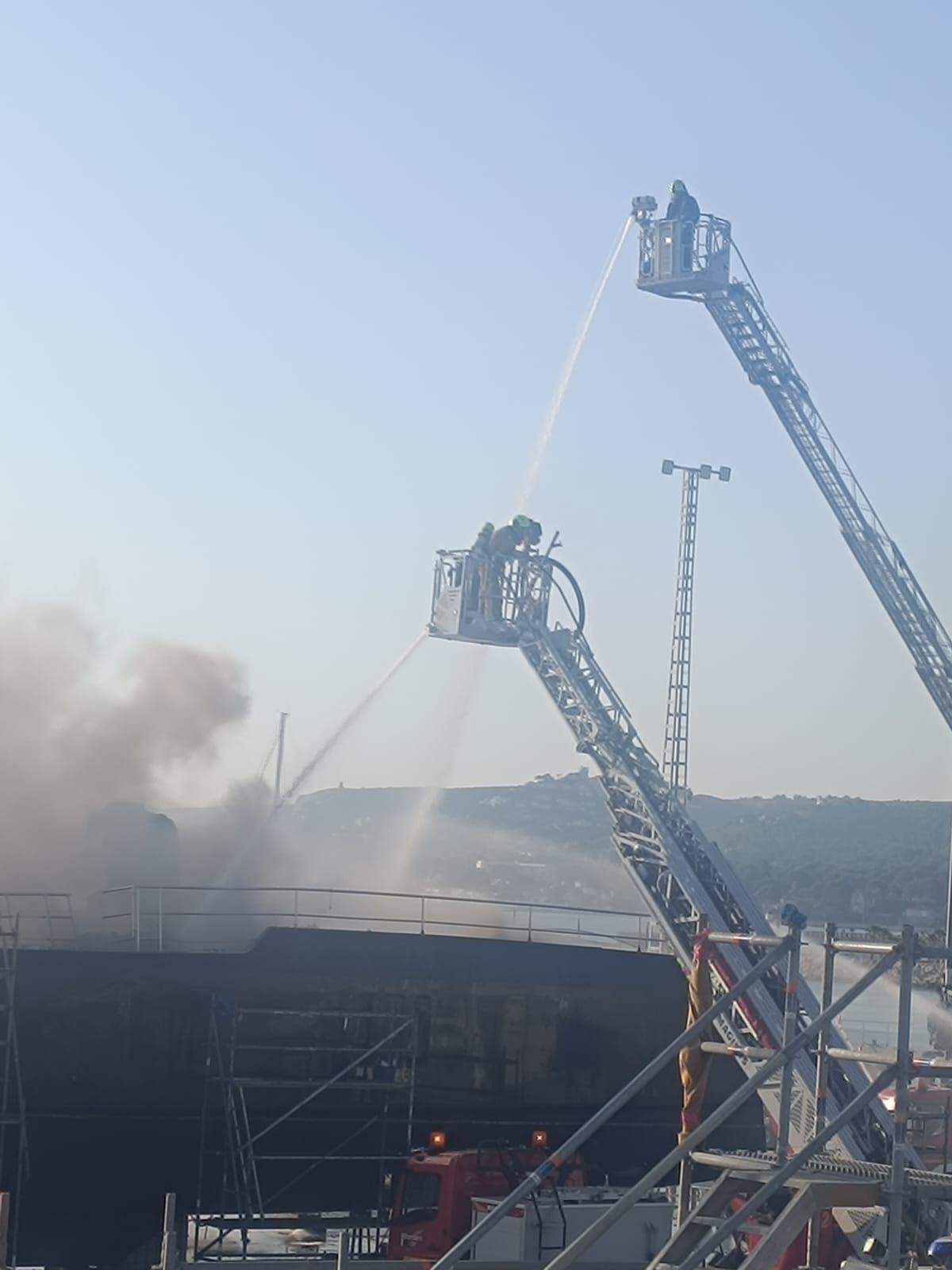 Un catamarán arde de madrugada en el Moll de la Pansa de Dénia sin heridos, aunque el incendio continúa activo Un catamarán arde de madrugada en el Moll de la Pansa de Dénia sin heridos, aunque el incendio continúa activo