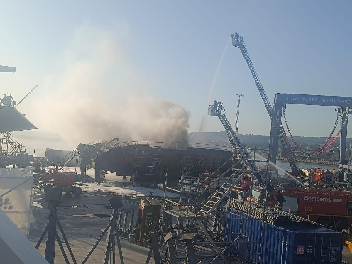 Un catamarán arde de madrugada en el Moll de la Pansa de Dénia sin heridos, aunque el incendio continúa activo
