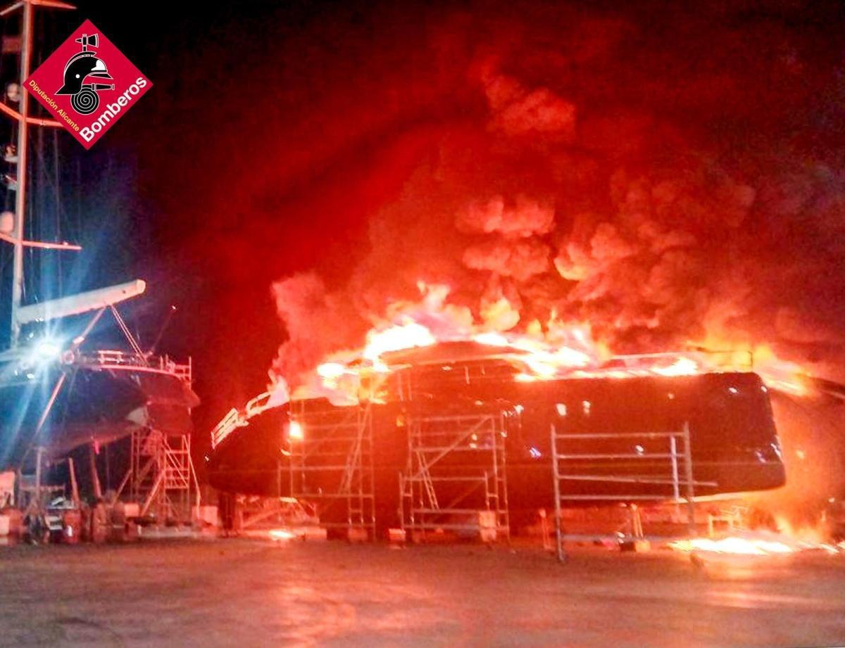 Un catamarán arde de madrugada en el Moll de la Pansa de Dénia sin heridos, aunque el incendio continúa activo