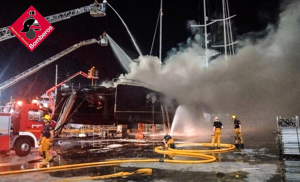 Un catamarán arde de madrugada en el Moll de la Pansa de Dénia sin heridos, aunque el incendio continúa activo