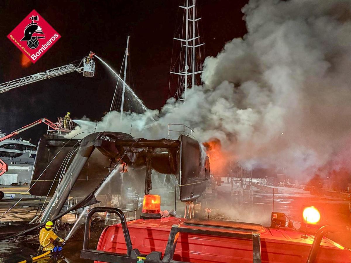 Un catamarán arde de madrugada en el Moll de la Pansa de Dénia sin heridos, aunque el incendio continúa activo