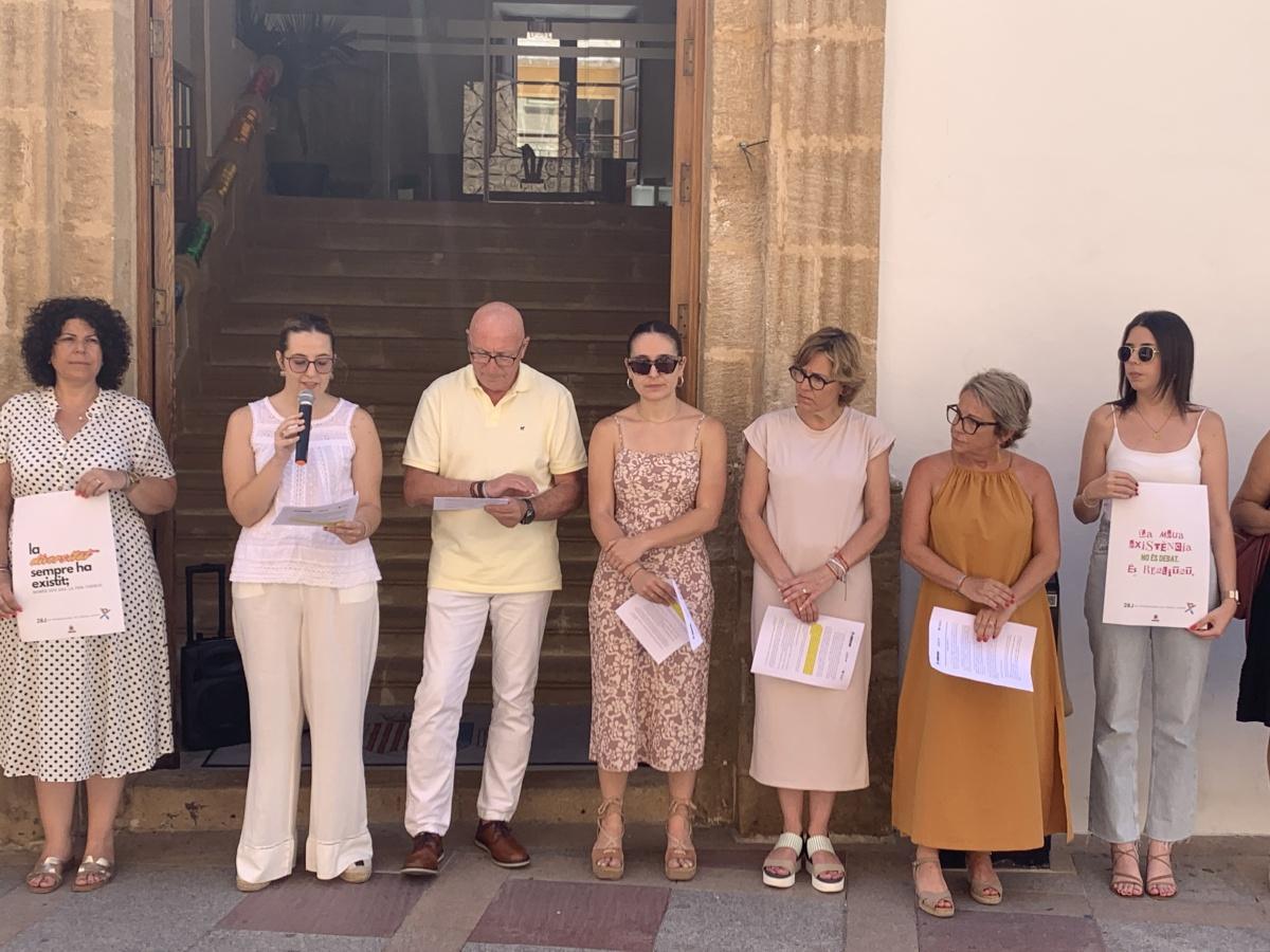 Xàbia celebra el Dia de l’Orgull amb un manifest institucional i una acció simbòlica per visibilitzar la diversitat