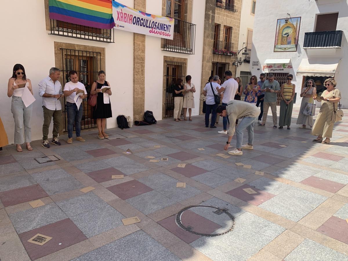 Xàbia celebra el Dia de l’Orgull amb un manifest institucional i una acció simbòlica per visibilitzar la diversitat