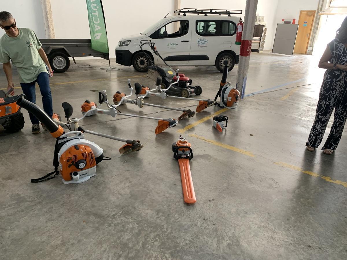 Dénia reubica la brigada de Parcs i Jardins en una nova nau més gran i millor equipada Dénia reubica la brigada de Parcs i Jardins en una nova nau més gran i millor equipada