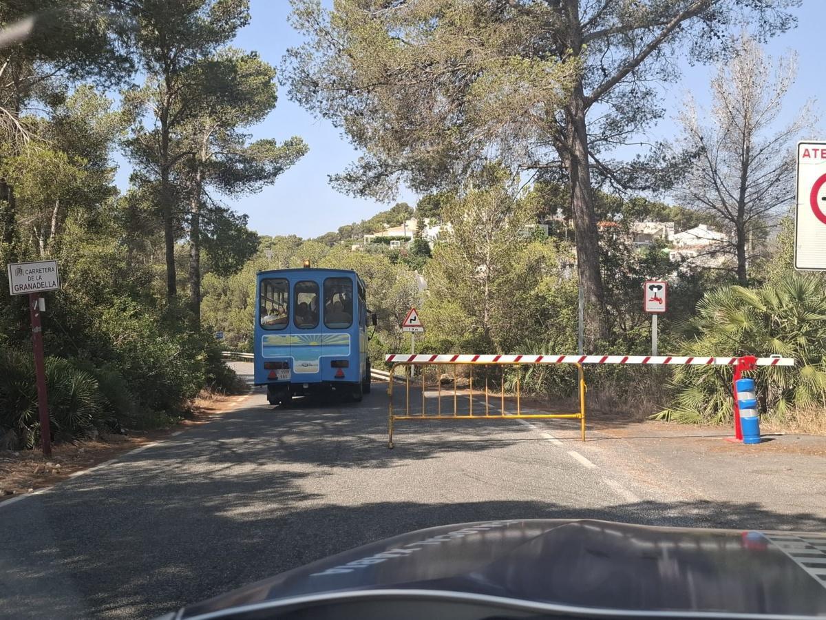 Xàbia instala las boyas de balizamiento y el control de aparcamiento en las calas 