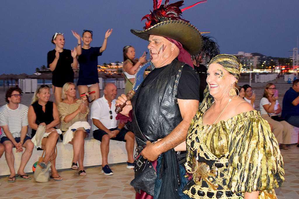 El Arenal de Xàbia se llena de color al paso de la entraeta de Moros y Cristianos