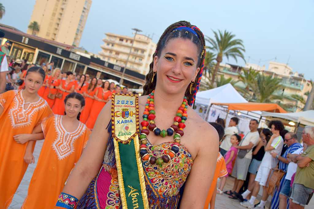El Arenal de Xàbia se llena de color al paso de la entraeta de Moros y Cristianos