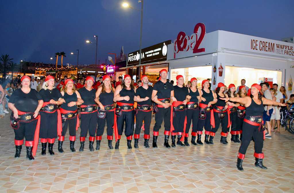 El Arenal de Xàbia se llena de color al paso de la entraeta de Moros y Cristianos