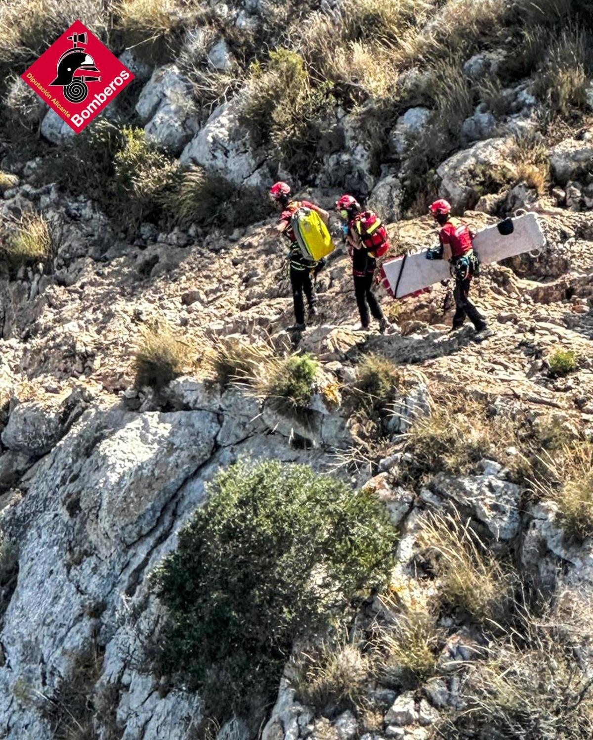Rescatado un senderista tras precipitarse diez metros en el Peñón de Ifach