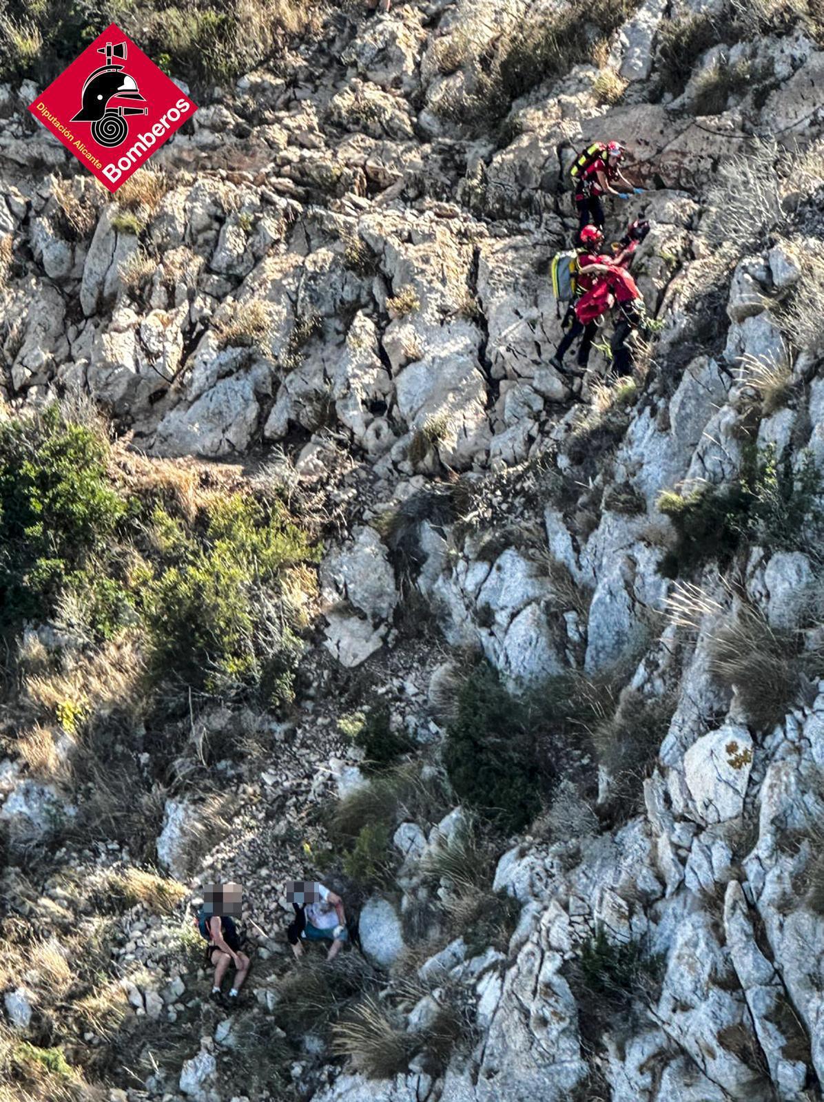 Rescatado un senderista tras precipitarse diez metros en el Peñón de Ifach
