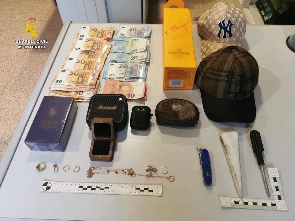 Detenidos después de una decena de robos en vehículos en Calp Detenidos después de una decena de robos en vehículos en Calp