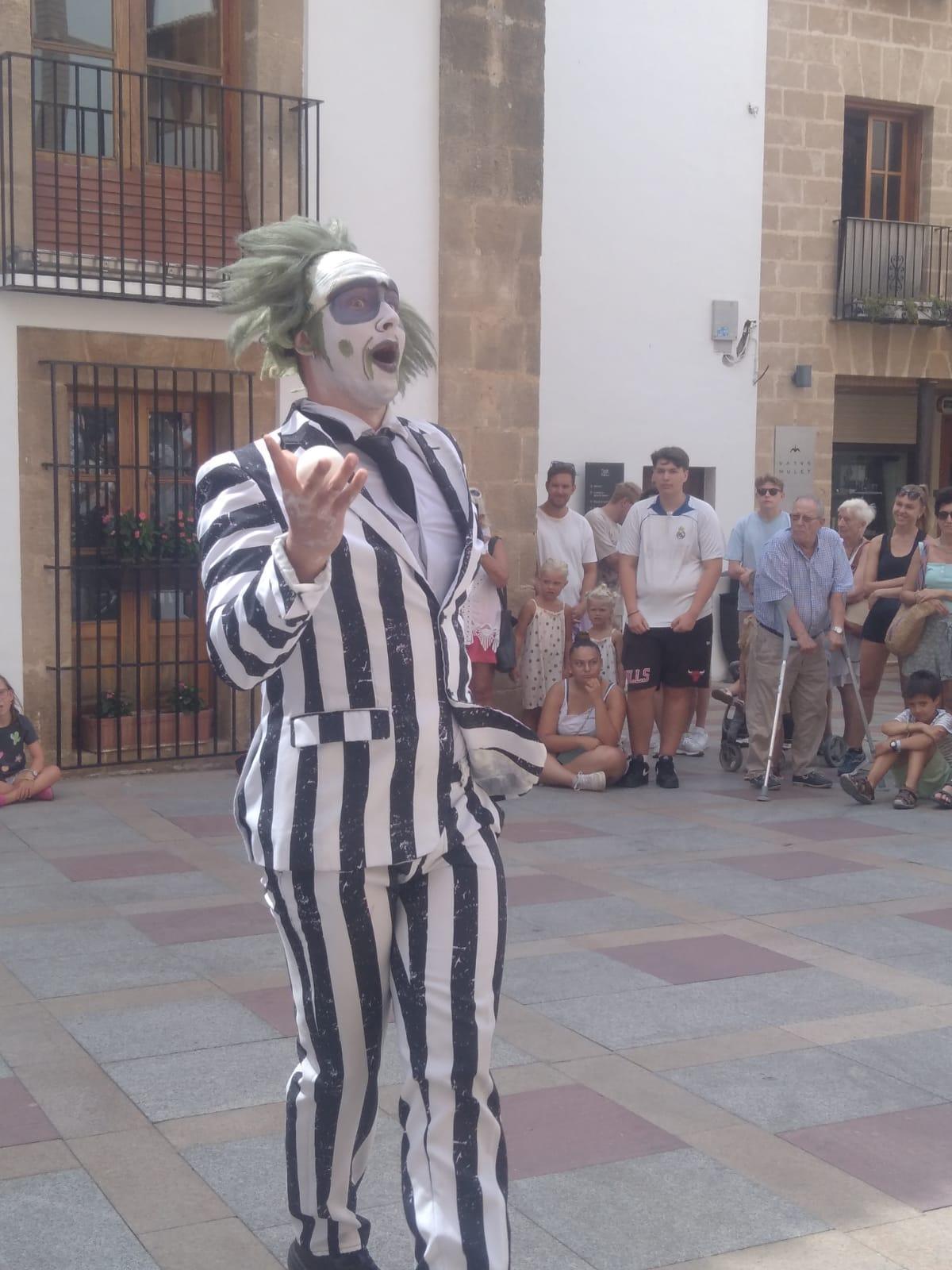 Ríe, sueña y tiembla de emoción con el Circo Encantado en Xàbia. Lo imposible sucede cada noche del 24 de julio al 17 de agosto Ríe, sueña y tiembla de emoción con el Circo Encantado en Xàbia. Lo imposible sucede cada noche del 24 de julio al 17 de agosto