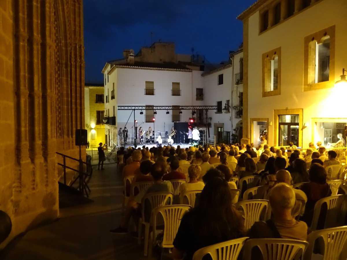 Música a l'Estiu reúne cerca de un millar de personas en los espectáculos de Xàbia