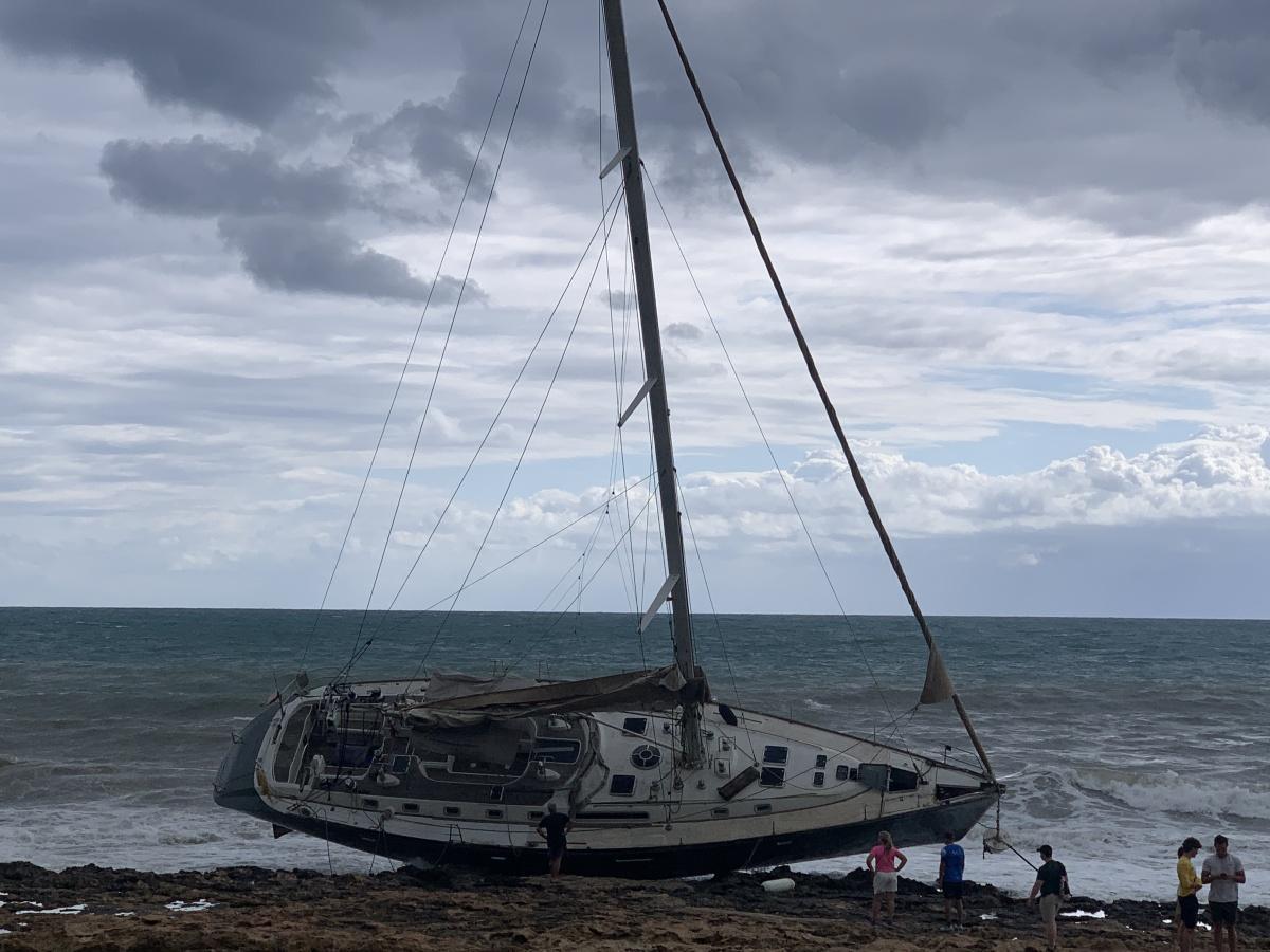 El temporal deja encallado un barco en el Primer Muntanyar de Xàbia