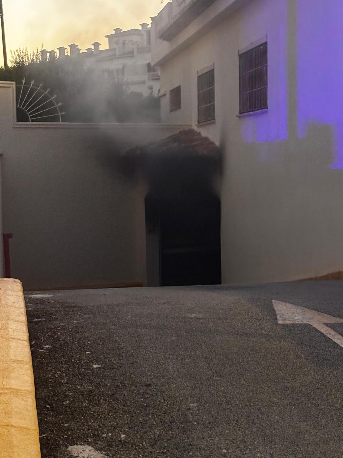 Un incendio en un garaje subterráneo de Xàbia afecta a dos coches y una moto sin causar heridos