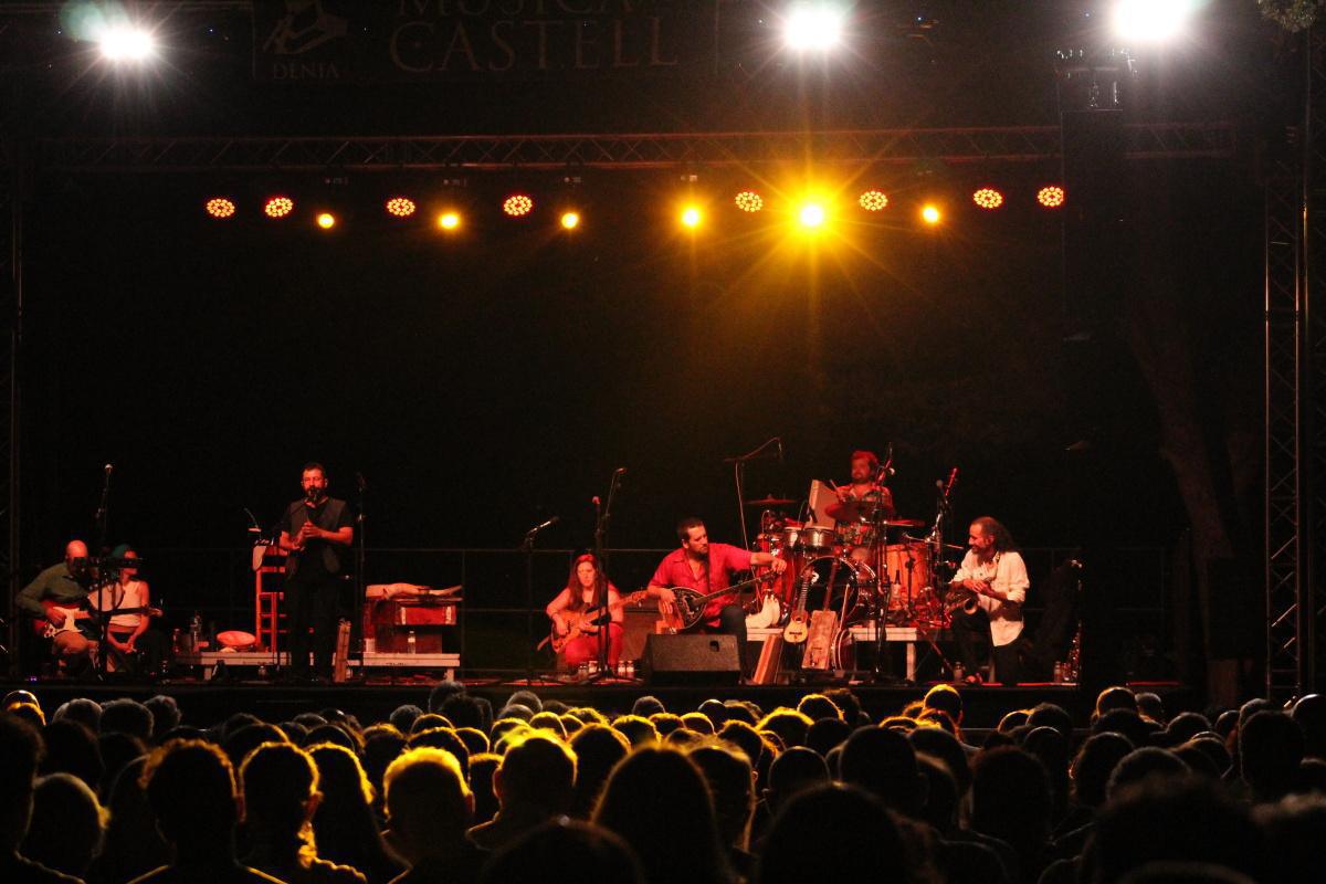 Música al Castell conquista Dénia amb èxit de públic i emocions sota la pluja Música al Castell conquista Dénia amb èxit de públic i emocions sota la pluja