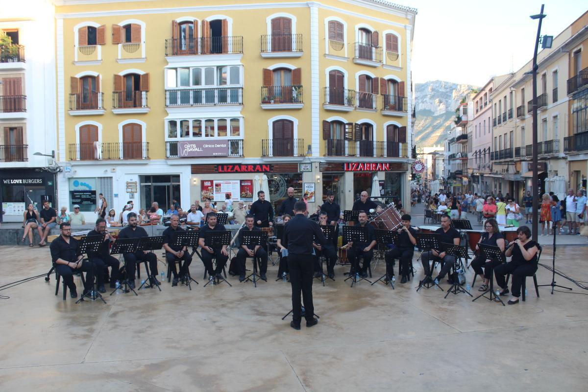 Música al Castell conquista Dénia amb èxit de públic i emocions sota la pluja Música al Castell conquista Dénia amb èxit de públic i emocions sota la pluja