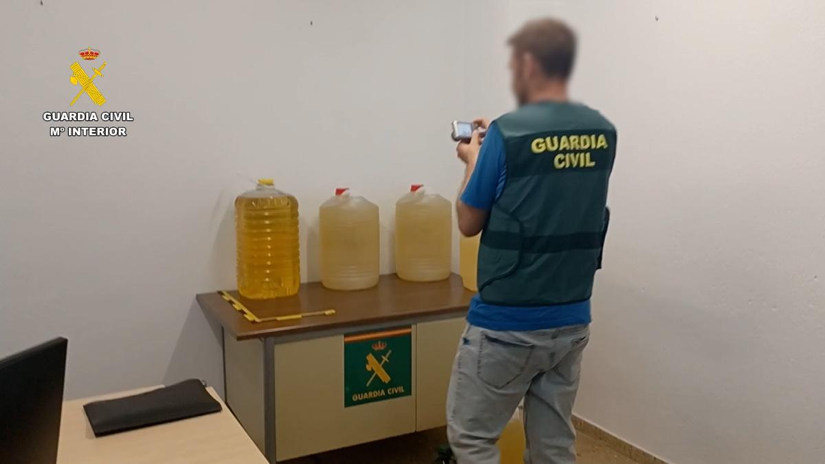 Detenido en Dénia un empleado por estafar más de 70.000 euros a su empresa de distribución de aceite