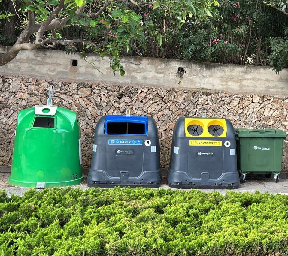 Benissa empieza a renovar los contenedores de reciclaje de plástico y cartón en todo el término municipal